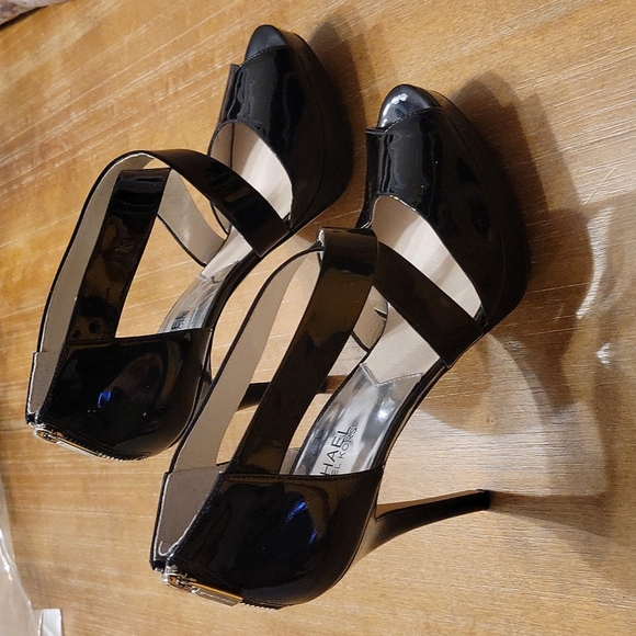 GORGEOUS MICHAEL KORS PATENT LEATHER HEELS - Picture 2 of 16